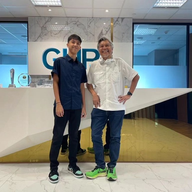Hari Ini @mkl.manuel meyelesaikan tugas SMA nya untuk magang di @ghp.law. Firma hukum yg bereputasi tinggi. Ini perkenalan pertamanya dgn dunia profesional. Pastinya seru jg untuk anak SMA. Ikut meeting, ke pengadilan dsb. Semoga menjadi pengalaman yg membuka wawasan baru, tulis sang ayah. Foto: Instagram