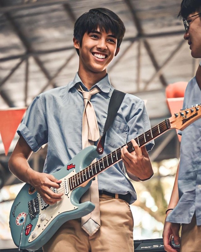 Selain tertarik dengan dunia hukum, Manuel juga memiliki bakat bermusik yang diturunkan Once Mekel.  Foto: Instagram