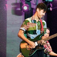 Begini potretnya ketika manggung. Foto: Instagram