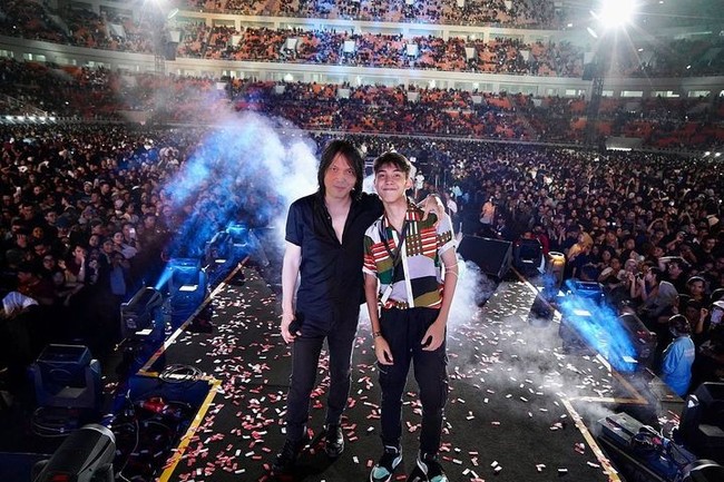 Manuel Mekel tampaknya tertarik mengikuti jejak sang ayah yang bergelar Sarjana Hukum. Foto: Instagram