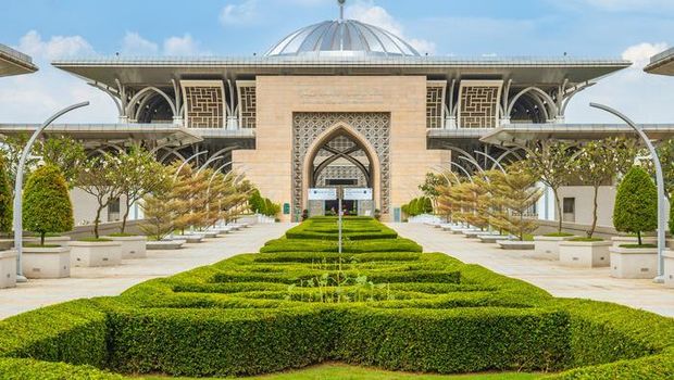 Masjid Tuanku Mizan Zainal Abidin berlokasi di Malaysia. Foto: Getty Images