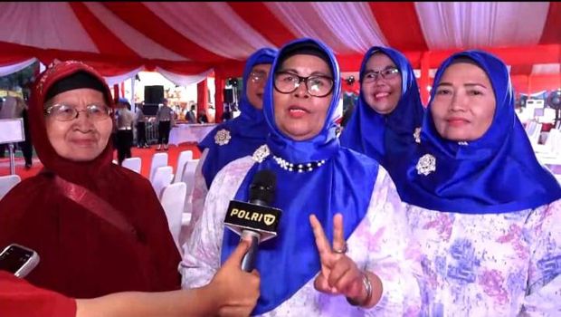 Masyarakat yang menonton Pagelaran Wayang Kulit Wahyu Cakraningrat mengapresiasi Polri.