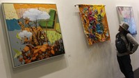 Pengunjung melihat lukisan yang dipamerkan di Artspace, Artotel TS Suites, Surabaya, Jawa Timur, Sabtu (8/7/2023). 