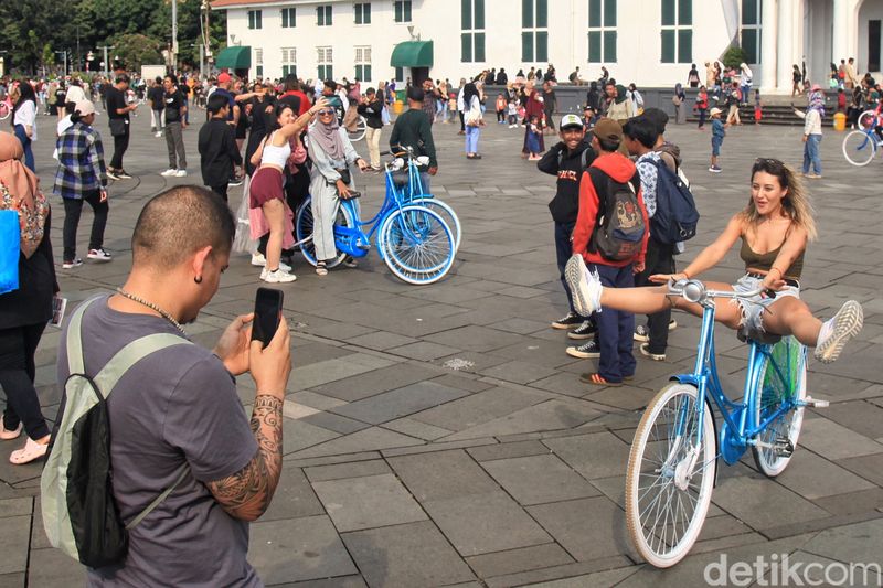 Para wisatawan mancanegara (wisman) berfoto bersama wisatawan lokal di kawasan Kota Tua, Jakarta Barat, Sabtu (8/7/2023). Pemerintah optimis target kunjungan wisman 8,5 juta orang akan tercapai di tahun ini. Salah satu indikatornya yakni angka kunjungan wisatawan naik di kuartal pertama 2023.