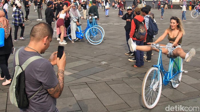 Mengejar Target Wisman 8,5 Juta Orang di Tahun 2023 Para wisatawan mancanegara (wisman) berfoto bersama wisatawan lokal di kawasan Kota Tua, Jakarta Barat, Sabtu (8/7/2023). Pemerintah optimis target kunjungan wisman 8,5 juta orang akan tercapai di tahun ini. Salah satu indikatornya yakni angka kunjungan wisatawan naik di kuartal pertama 2023.
