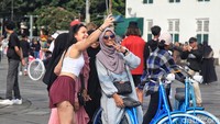 Wisatawan mancanegara juga asyik melakukan swafoto bersama wisatawan lokal. 