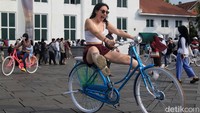 Sejumlah wisatawan mancanegara (wisman) mengunjungi Kota Tua, Jakarta, Sabtu (8/7/2023).