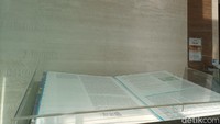 Museum Alkitab yang dimiliki LAI (Lembaga Alkitab Indonesia) menyuguhkan berbagai Alkitab dengan berbagai versi yang unik. Di sini ada Alkitab terbesar yang tercatat di rekor MURI sebagai Alkitab Edisi Studi terbesar di dunia pada tanggal 9 Februari 2012. (Weka Kanaka/detikTravel)