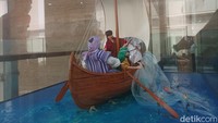 Selain koleksi Alkitab, di sini juga terdapat benda-benda terkait unsur keagamaan Kristen. (Weka Kanaka/detikTravel)