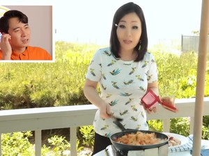 Maangchi Masak Nasi Goreng Kimchi Pakai Air, Bikin Kesal Uncle Roger!