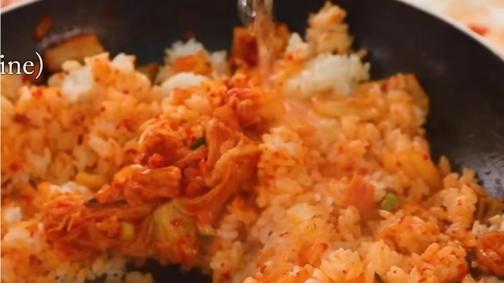 Nasi goreng kimchi buatan Maangchi dikomentari Uncle Roger