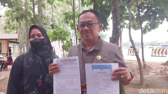 Nurhafni bersama kuasa hukumnya Thomy usai membuat Dumas di propam. Foto: Finta Rahyuni/detikSumut