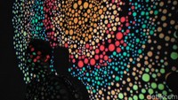 Pameran tersebut merupakan video 4D yang menggabungkan suara, warna, grafis, dan gambar. 