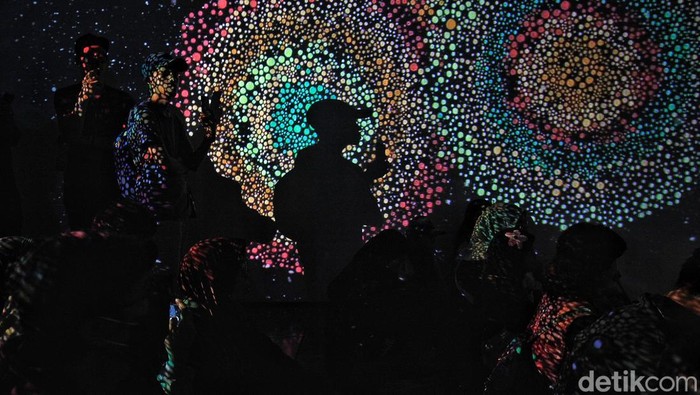 Pengunjung Museum Fatahillah melihat pameran seni imersif 'Walking Through a Songline' di Jakarta, Sabtu (8/7/2023). Pameran tersebut merupakan video 4D yang menggabungkan suara, warna, grafis dan gambar. Video berdurasi 3 menit tersebut mengambil cerita kehidupan suku Aborigin di Australia. Pameran yang berlangsung hingga 23 Juli nanti diprakarsai Kedubes Australia untuk Indonesia. Tampak antrean pengunjung sebelum memasuki ruang pamer.