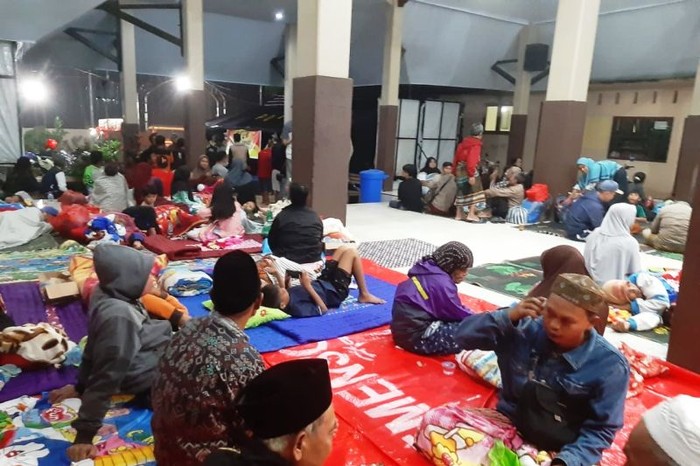 Para pengungsi korban banjir lahar dingin Semeru di Lumajang, Jatim. (Antara)
