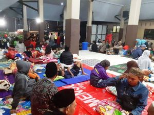 Ratusan Korban Banjir Lahar Dingin Semeru Mengungsi