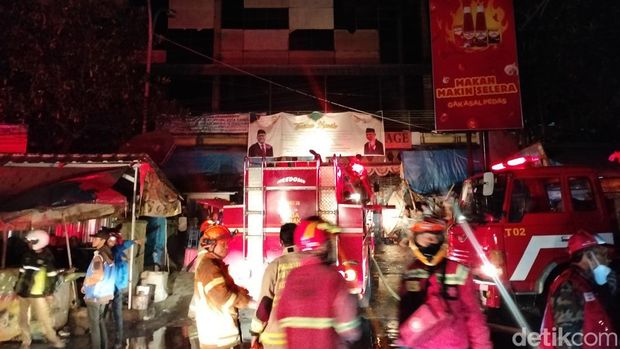 Kebakaran melanda Pasar Cimol Gedebage, Bandung, Jawa Barat. Sebanyak 11 kios ludes dilalap api. Belum diketahui secara pasti penyebab kebakaran tersebut.