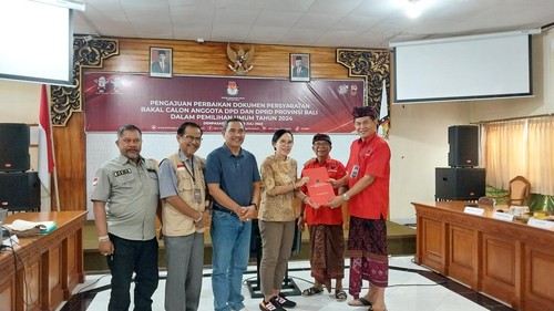 PDIP Bali saat menyerahkan berkas perbaikan bakal calon legislatif (bacaleg) untuk Pemilu 2024 di Kantor KPU Bali, Sabtu (8/7/2023). (Foto: Rizki Setyo/detikBali)