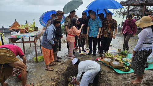 Peletakan batu pertama pembangunan lift kaca di Kelingking Beach, Nusa Penida, Klungkung, Jumat (7/7/2023). (Putu Krista)