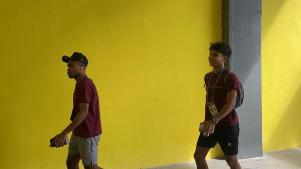 Pemain PSM Makassar Yance Sayuri dan Victor Dethan tiba di Stadion Gelora BJ Habibie jelang lawan Dewa United pada laga pekan kedua Liga 1 2023/2024.