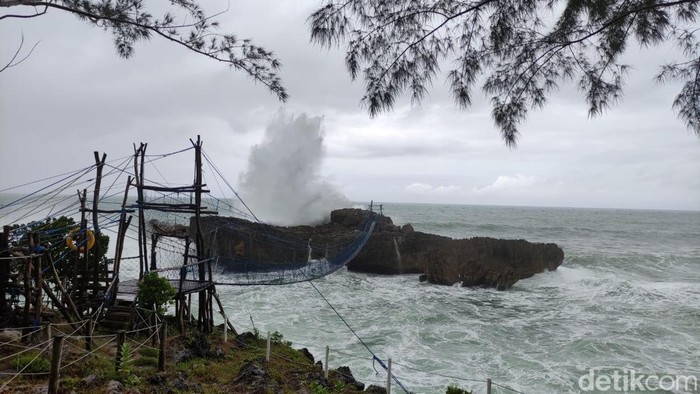 Penampakan gelombang tinggi di Pantai Watu Bale Pacitan