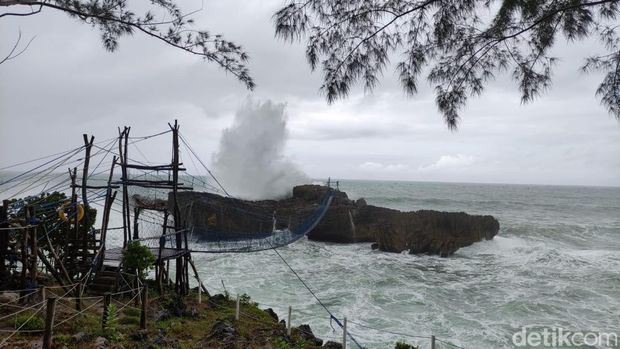 Penampakan gelombang tinggi di Pantai Watu Bale Pacitan Penampakan gelombang tinggi di Pantai Watu Bale Pacitan