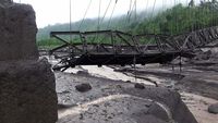 Penampakan Jembatan Gantung Putus Diterjang Lahar Dingin Semeru