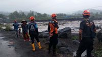 Penampakan Jembatan Gantung Putus Diterjang Lahar Dingin Semeru