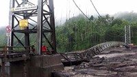 Kondisi Jembatan Gantung Kali Regoyo yang putus diterjang banjir lahar dingin di Sumber Wuluh, Lumajang, Jawa Timur, Jumat (7/7/2023). Antara Foto/Rohcmad.