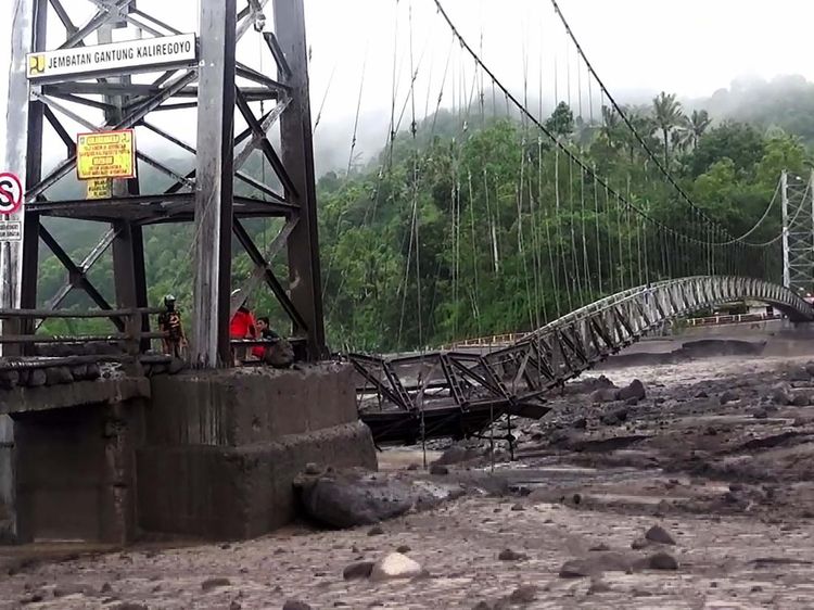 Penampakan Jembatan Gantung Putus Diterjang Lahar Dingin Semeru