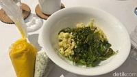 Sebagai pelengkap, Lazy Susan juga menyiapkan salad dari campuran sayur hijau segar. Saus saladnya bisa disesuaikan sendiri mau seberapa banyak. Foto: Detikcom / Atiqa Rana
