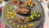 Ini dia tampilan main course yang sudah kami tata sendiri. Pengunjung bebas berkreasi di piring makan. Foto: Detikcom / Atiqa Rana