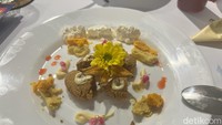 Sebenarnya ada beberapa tambahan bahan lain. Namun, inilah hasil kreasi dessert milik detikfood. Ada tambahan whipped cream, ubi puree, dan edible flower. Foto: Detikcom / Atiqa Rana