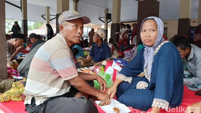 pengungsi semeru usai diterjang banjir lahar dingin