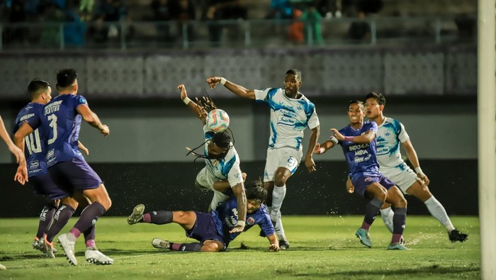 Persita vs PSIS Semarang di Indomilk Arena, Tangerang, Sabtu (8/7/2023).