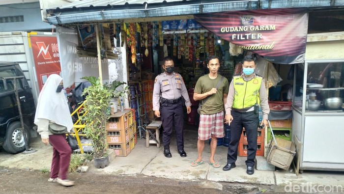 Petugas saat menunjukkan lubang gorong-gorong pascaterdengar suara ledakan