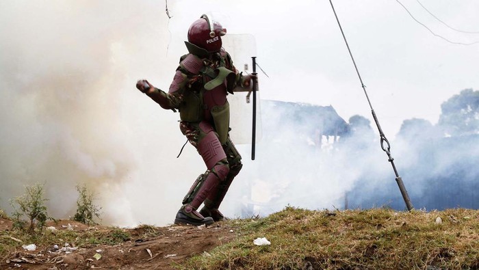 Protes anti-pemerintah atas krisis biaya hidup dan serangkaian kenaikan pajak yang kontroversial di Kenya berakhir dibubarkan polisi, Jumat (7/7/2023) waktu setempat. Pendemo pun kocar-kacir.