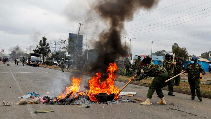 Polisi Anti Huru-hara Bubarkan Demo Kenaikan Pajak di Kenya Protes anti-pemerintah atas krisis biaya hidup dan serangkaian kenaikan pajak yang kontroversial di Kenya berakhir dibubarkan polisi, Jumat (7/7/2023) waktu setempat. Pendemo pun kocar-kacir.