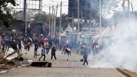 Massa menggelar aksi di Nairobi, Kenya, Jumat (7/7/2023) waktu setempat. 