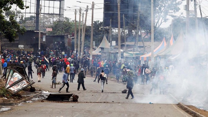 Protes anti-pemerintah atas krisis biaya hidup dan serangkaian kenaikan pajak yang kontroversial di Kenya berakhir dibubarkan polisi, Jumat (7/7/2023) waktu setempat. Pendemo pun kocar-kacir.