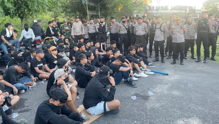 Polisi mengamankan bentrokan antarsuporter di Stadion Gelora BJ Habibie, Parepare saat laga PSM Makassar Vs Dewa United.