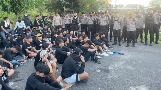 Polisi mengamankan bentrokan antarsuporter di Stadion Gelora BJ Habibie, Parepare saat laga PSM Makassar Vs Dewa United.