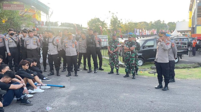 Polisi mengamankan suporter yang terlibat dalam kericuhan di Stadion Gelora BJ Habibie Parepare saat laga PSM Makassar Vs Dewa United.