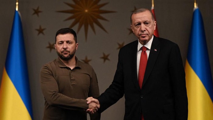 Turkish President Recep Tayyip Erdogan checks hands with Ukrainian President Volodymyr Zelensky after a joint press conference at the Vahdettin Mansion in Istanbul on July 7, 2023. (Photo by OZAN KOSE / AFP)
