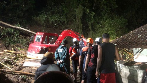 Proses evakuasi korban longsor di Kelurahan Cempaga, Bangli, Bali, Sabtu (8/7/2023) dini hari. (Dok BPBD Bangli)