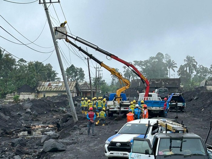 Proses perbaikan jaringan listrik di kawasan terdampak banjir lahar dingin Gunung Semeru