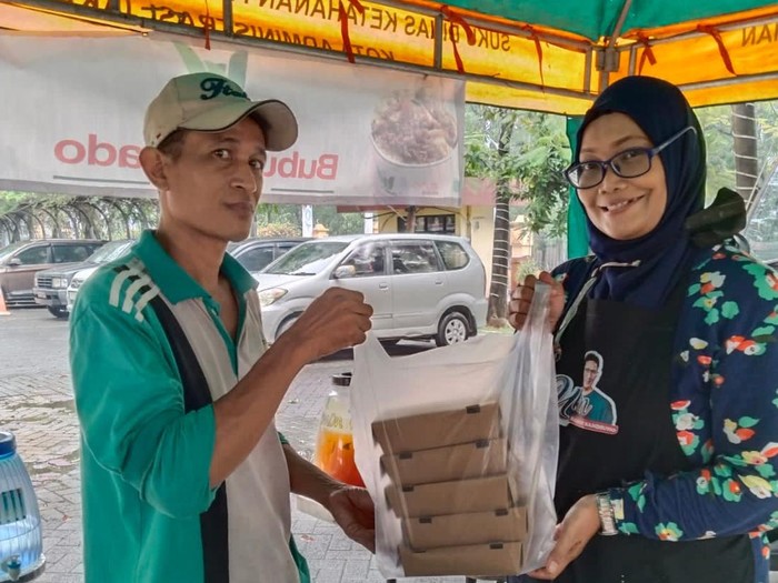 Relawan UMKM Sahabat Sandi Uno ikut meramaikan Bazar Serentak yang diadakan di Cakung, Jakarta Timur.