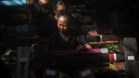 Sebanyak 2.023 perajin melakukan proses penenunan kain tradisional Sasak Lombok secara bersama-sama. Kegiatan itu untuk mengenalkan kain tenun, melestarikan budaya menenun, serta meningkatkan kunjungan wisatawan ke Desa Sukarare.  