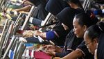 Ribuan Perajin Menenun Bareng di NTB