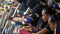 Festival kerajinan tenun itu juga untuk memecahkan rekor MURI. 
